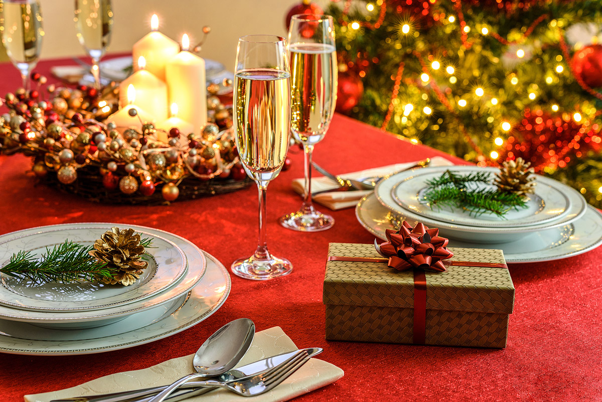 Déco table Noel : table de fête en rouge et or - Côté Maison